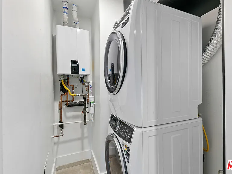 10842 Victory Blvd #201 — Photo 25
