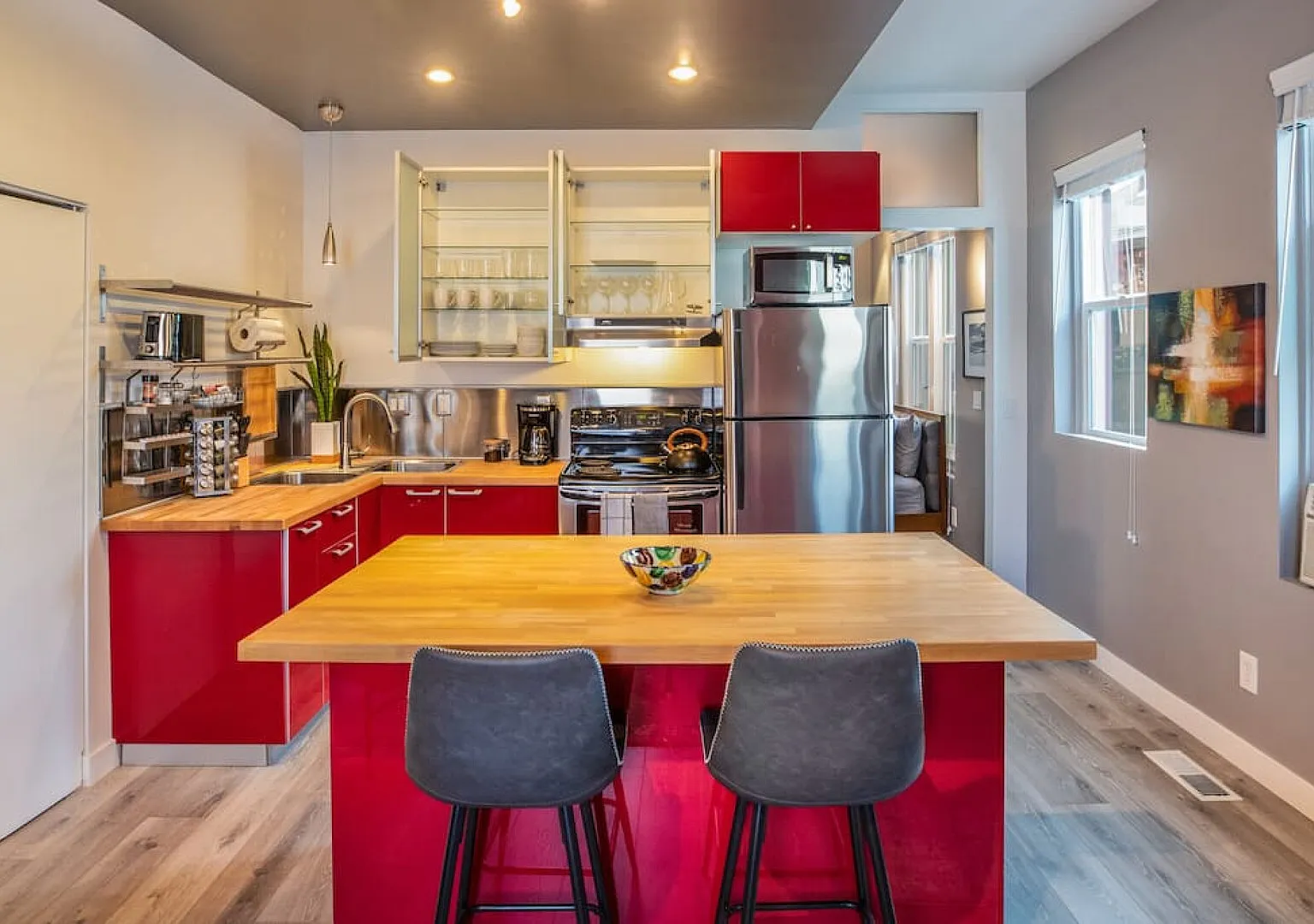 New Contemporary Historical Unit from, 5 Star Host — Photo 4