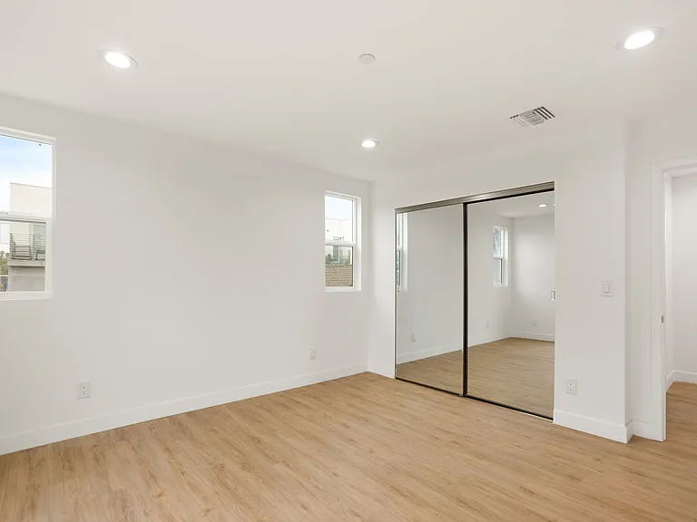 443 N Heliotrope Dr — Photo 14