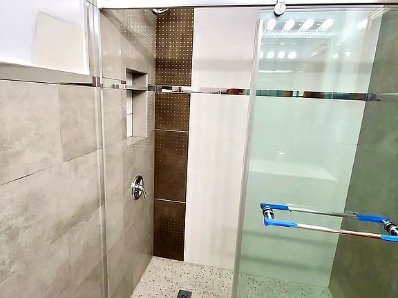 5th image of 277 Devoe St APT 2R