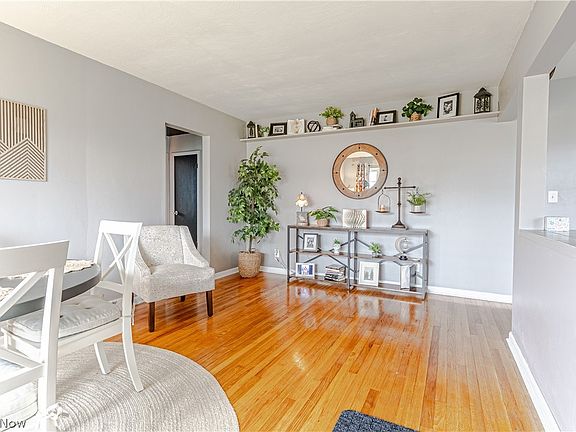 2nd image of 835 Larkridge Ave
