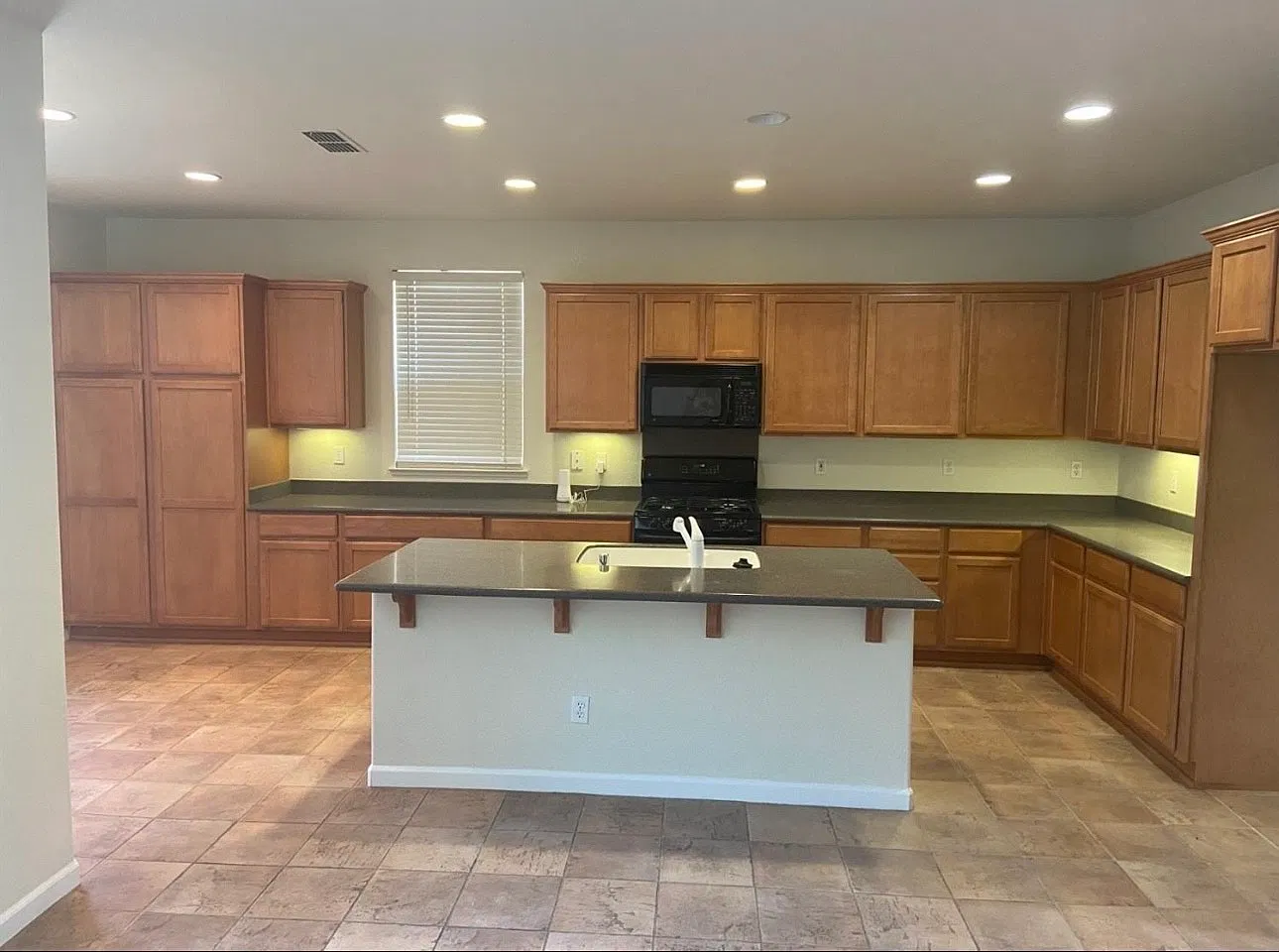 4 bed, 2344 sqft, $3,000 — Photo 4