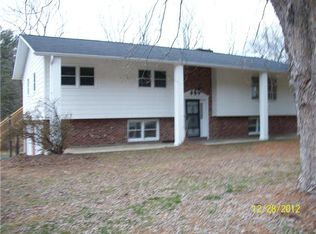 2 Bower Ln, Hendersonville, NC 28792