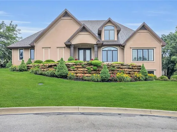 5204 Deer Run Ct, Lawrence, KS 66049