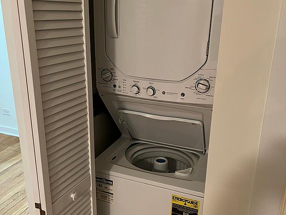 3rd image of 905 W Cornelia Ave APT 2W