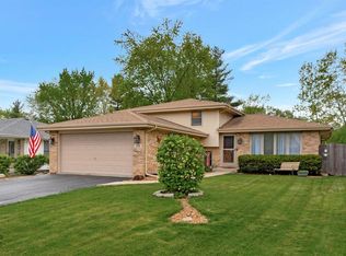 819 Pine Needle Ln, Joliet, IL 60432