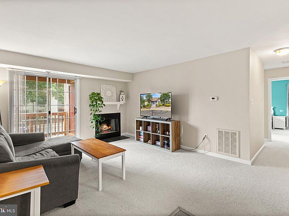 3rd image of 6918 Victoria Dr