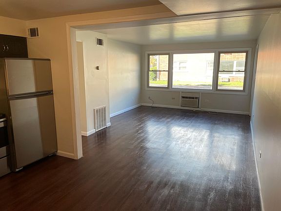 2nd image of 1010 Parkwood Dr #1W