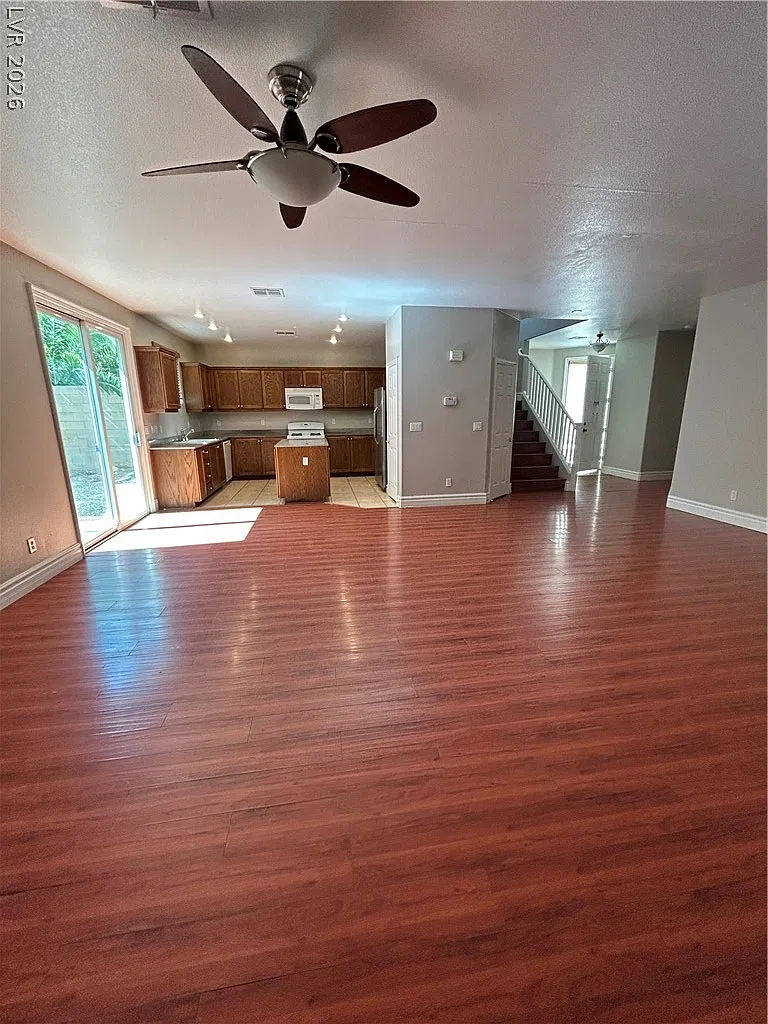 4 bed, 3.0 bath, 2415 sqft, $2,400 — Photo 2