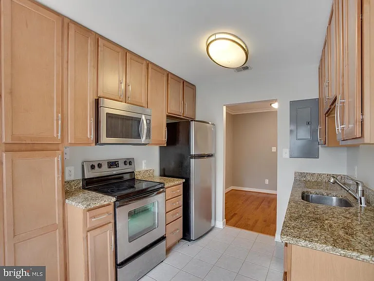 304 Hilltop Ln #F — Photo 18