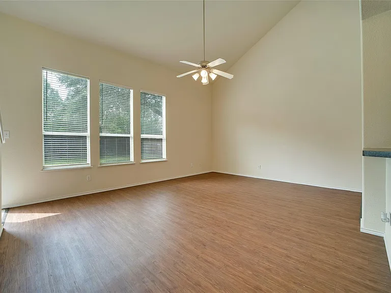 121 Park Ln — Photo 8