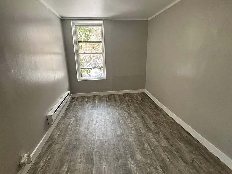 27 Hawthorne Ave — Photo 4