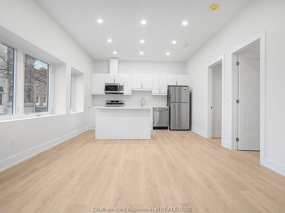 5th image of 153 King St W #7
