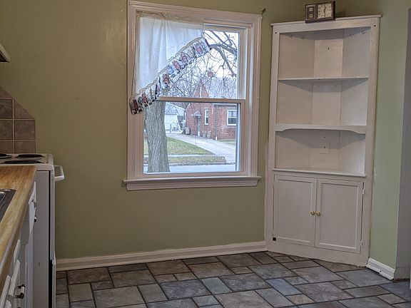 3rd image of 4392 Rockland Dr