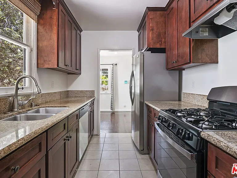 2519 S Bentley Ave — Photo 13