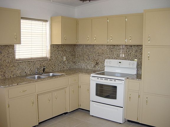 Updated kitchen w/ granite countertops