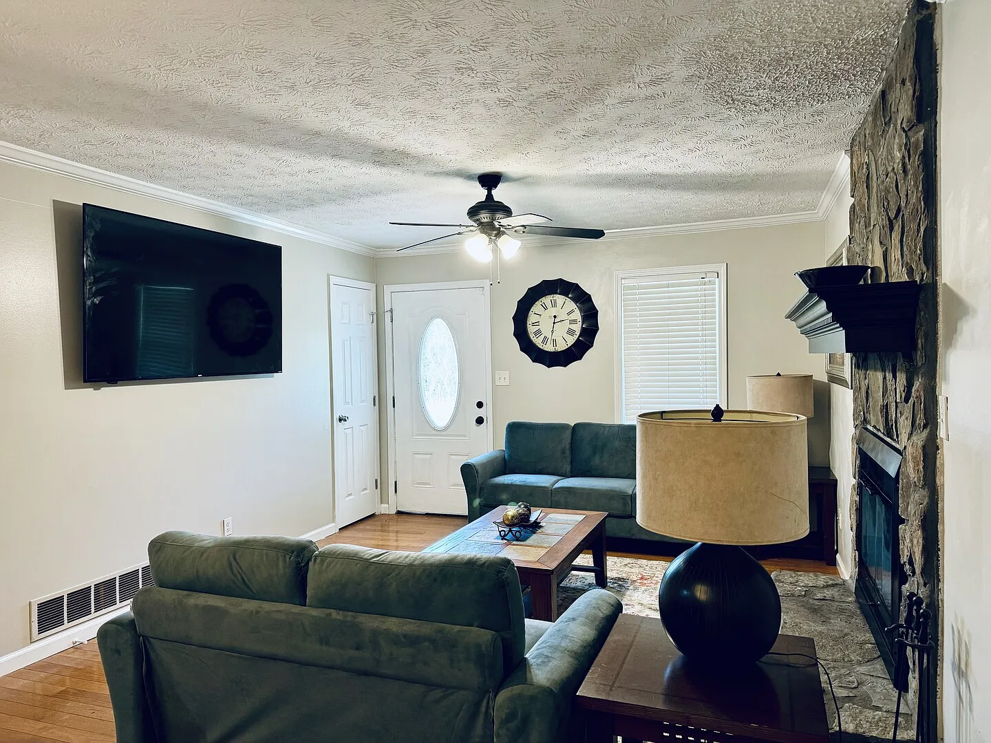 Hilltop Home — Photo 3