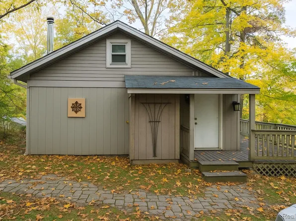 1632 Woodfield Blvd, Ortonville, MI 48462