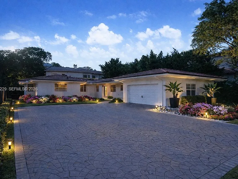52 Camden Dr — Photo 1