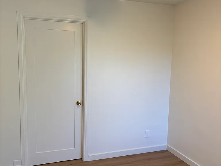 3rd room is not a registered bedroom, rather an office, entertainment room or nursery. There is no closet.