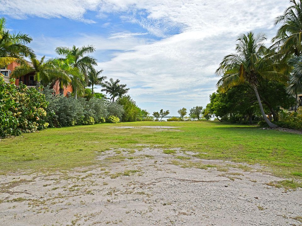 1st image of 32 Cannon Royal Dr