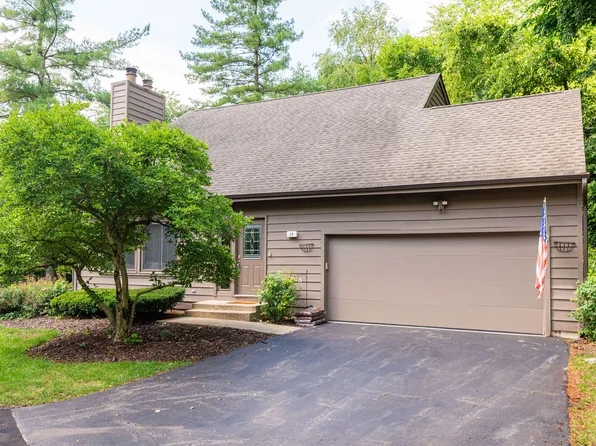 28 Lakewood Cir, Saint Charles, IL 60174