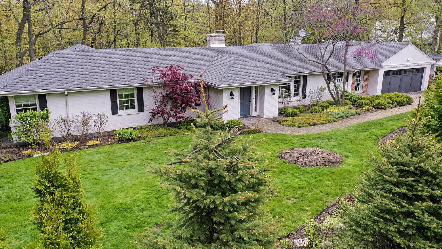 1020 E Westleigh Rd photo 1