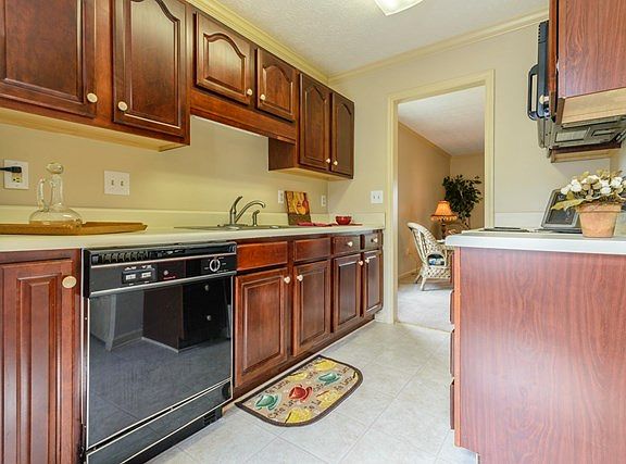 3rd image of 830 Barclay Dr