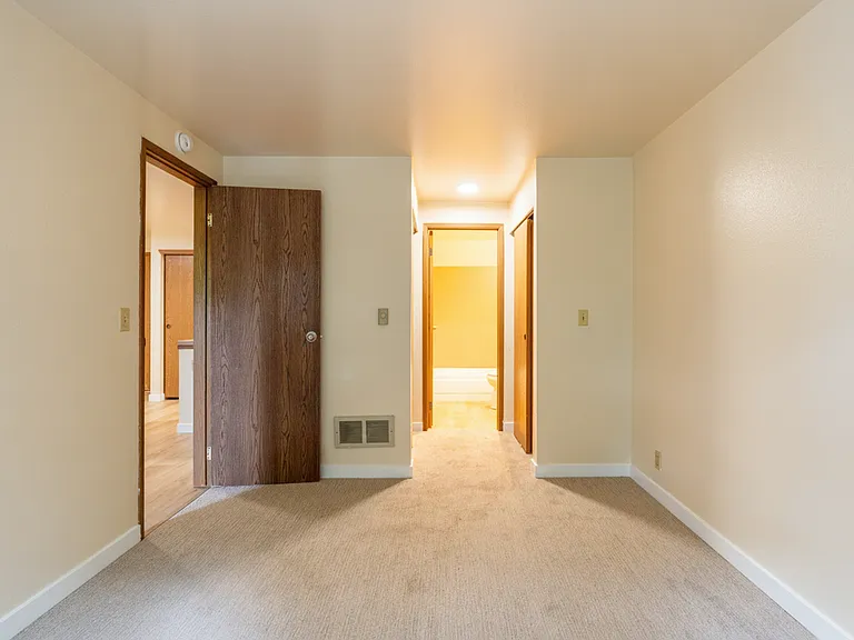 Park Royal Apartments — Photo 33