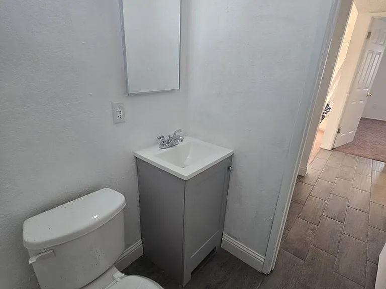 710 N Chester Ave — Photo 7