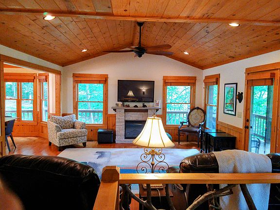 5th image of 386 Arbor Dr