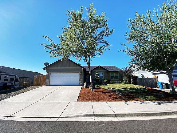 3rd image of 949 Sellwood Dr