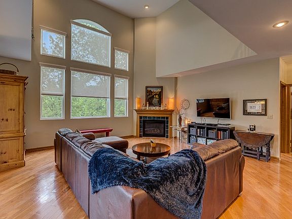 3rd image of 1633 Creekview Dr
