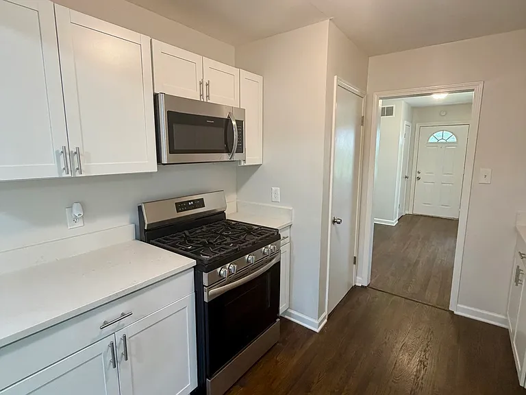107 Stanley Ter — Photo 17