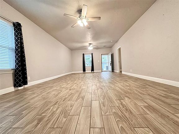 3rd image of 612 N Hobson Ave