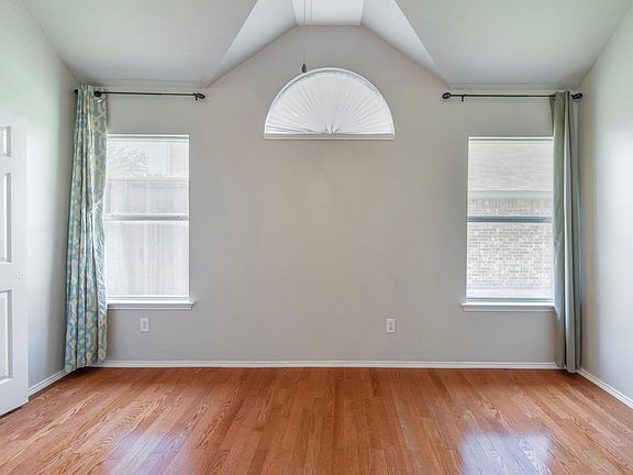 5th image of 10511 Camelot Dr
