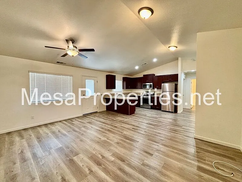 Building Photo - 9550 Tamarisk Ave #124