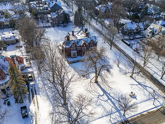 4th image of 935 East Ave