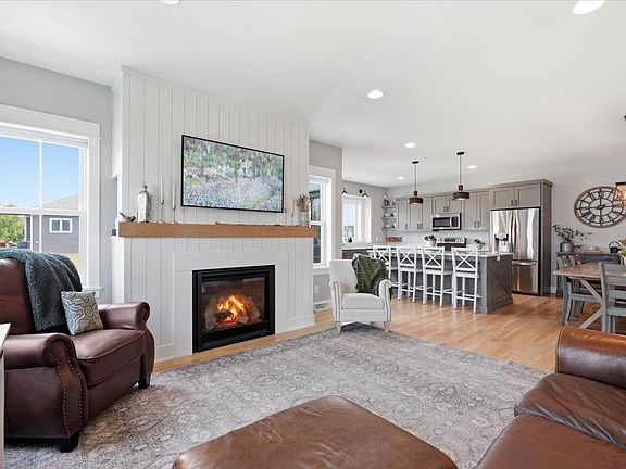 4th image of 300 N Bergamont Blvd