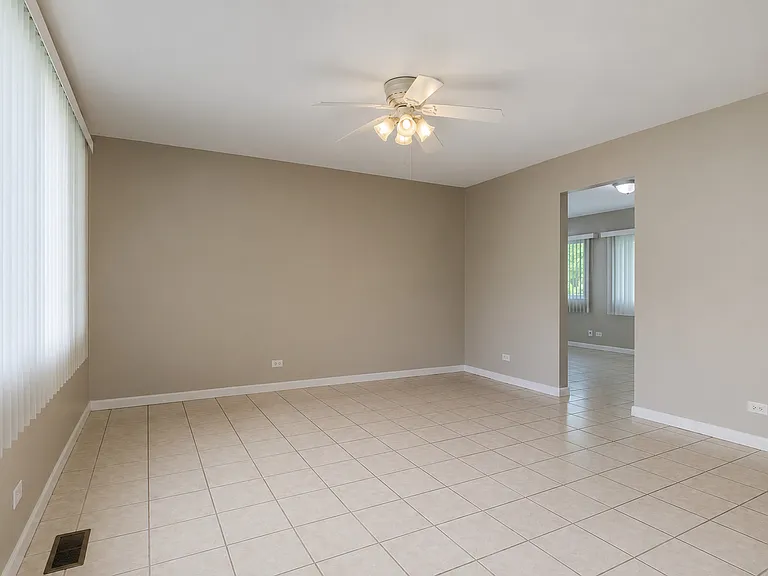 6847 Hawthorne Ln — Photo 2