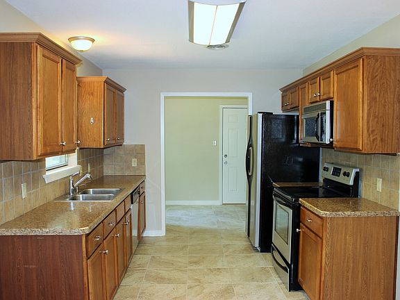 5th image of 706 Scott Dr