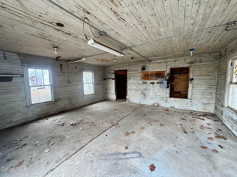 4th image of 4062 Rockwell Street