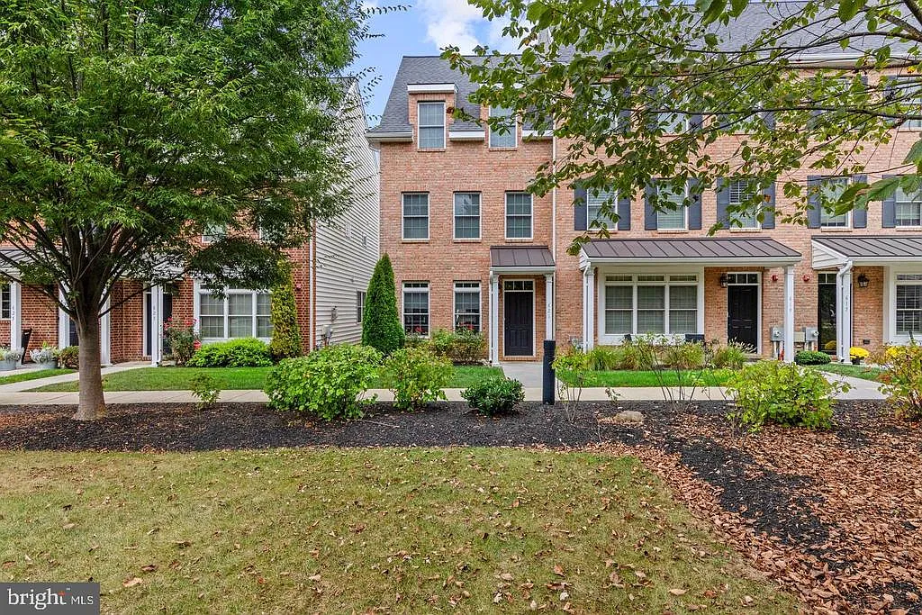 3 bed, 3.5 bath, 2150 sqft, $3,100 — Photo 1