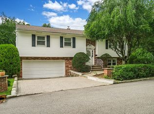 11 Winding La, Scarsdale, NY