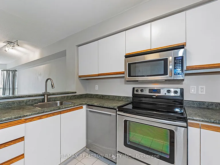 2261 Lake Shore Blvd W #1012 — Photo 8