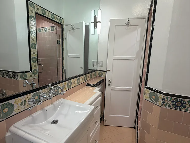 1049 S Orange Grove Ave #1 — Photo 17