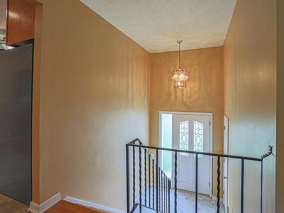 4th image of 2556 Virginia St