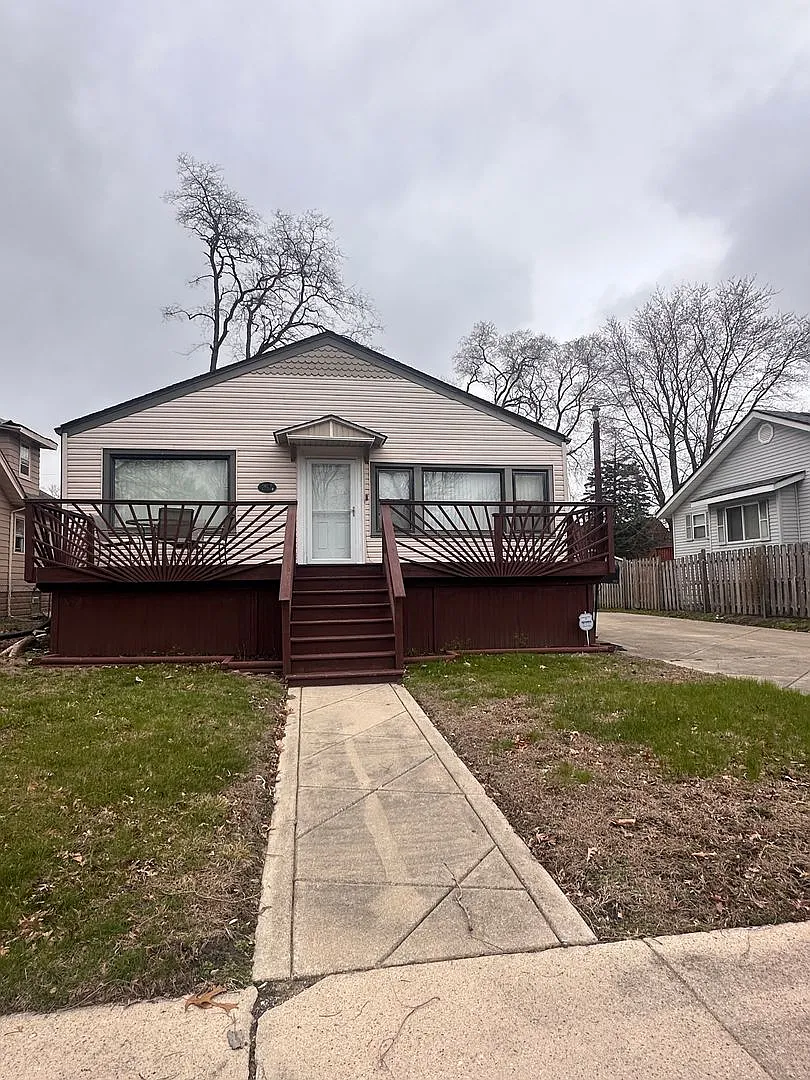 Welcome home- Large 3 Bedroom Home — Photo 1