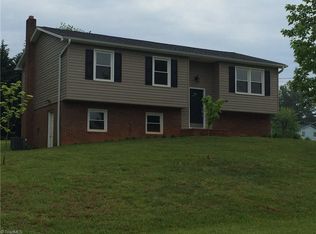 166 Lynnewood Dr, Mount Airy, NC 27030