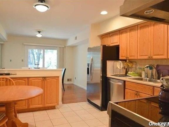 5th image of 95 Woodlake Dr W